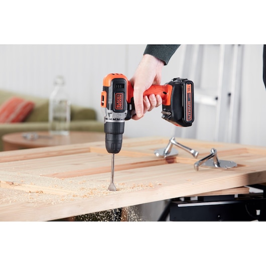 Trapano a percussione a batteria a 2 velocità da 18 V con 2 batterie da 1,5 Ah, caricabatterie da 400 mA e 160 accessori in una scatola Click & Connect