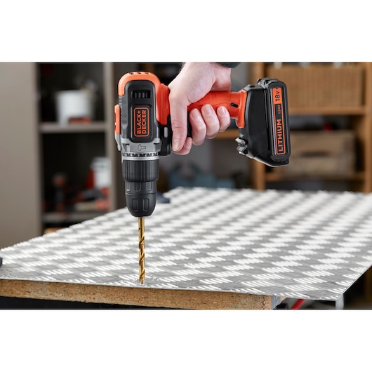 Trapano a percussione a batteria a 2 velocità da 18 V con 2 batterie da 1,5 Ah, caricabatterie da 400 mA e 160 accessori in una scatola Click & Connect