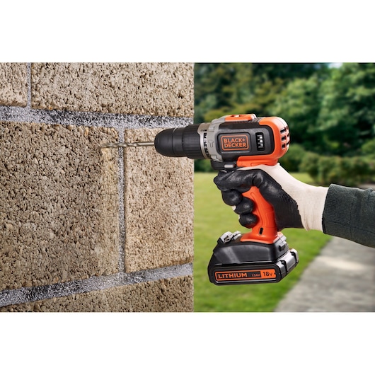 Trapano a percussione a batteria a 2 velocità da 18 V con 2 batterie da 1,5 Ah, caricabatterie da 400 mA e 160 accessori in una scatola Click & Connect