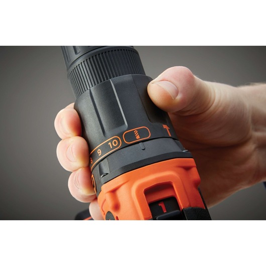 Trapano/Avvitatore a percussione 18V Litio in valigetta premium con doppia batteria, extra accessori ed utensili manuali