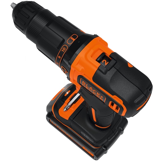 Trapano avvitatore a batteria 18V con percussione, 1 batteria da 2,0 Ah, caricabatterie da 400 mA, 20 accessori in valigetta