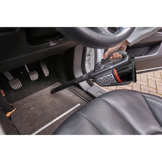 BLACKDECKER BHHV520JF handheld vacuum cleaning car footwell with narrow nozzle.