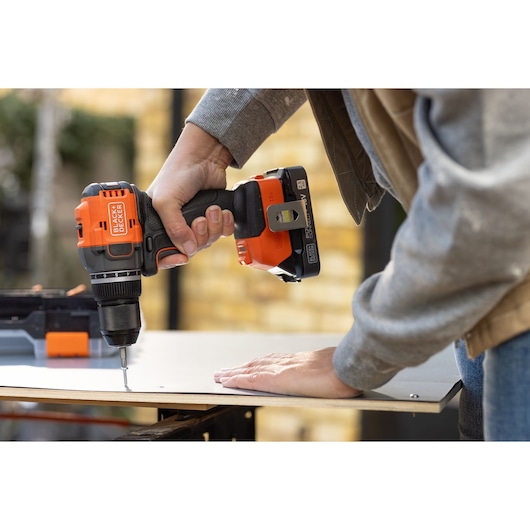 Trapano avvitatore 18V POWERCONNECT™ BRUSHLESS (con 1 Batteria al Litio 18V 2.5AH con indicatore stato di carica, Caricabatteria da 1A e valigetta)