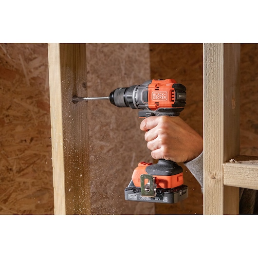 Trapano avvitatore 18V POWERCONNECT™ BRUSHLESS (con 1 Batteria al Litio 18V 2.5AH con indicatore stato di carica, Caricabatteria da 1A e valigetta)