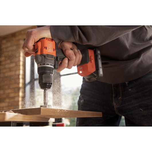 Trapano avvitatore 18V POWERCONNECT™ BRUSHLESS (con 1 Batteria al Litio 18V 2.5AH con indicatore stato di carica, Caricabatteria da 1A e valigetta)
