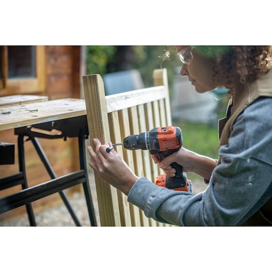 Trapano avvitatore 18V POWERCONNECT™ BRUSHLESS (con 1 Batteria al Litio 18V 2.5AH con indicatore stato di carica, Caricabatteria da 1A e valigetta)
