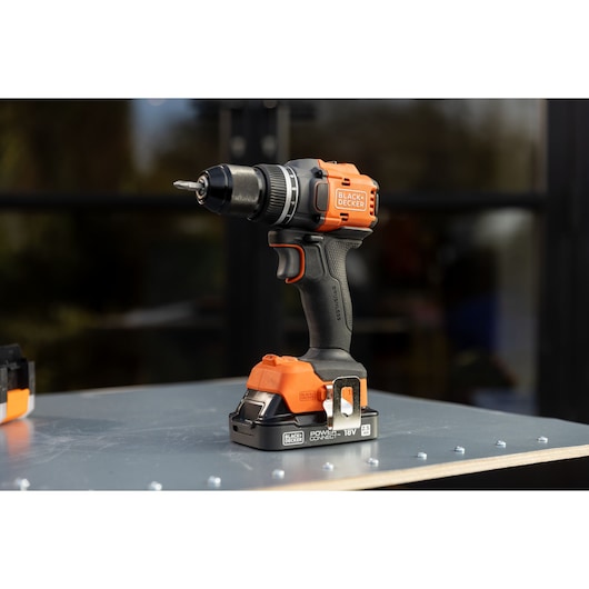 Trapano avvitatore 18V POWERCONNECT™ BRUSHLESS (con 1 Batteria al Litio 18V 2.5AH con indicatore stato di carica, Caricabatteria da 1A e valigetta)