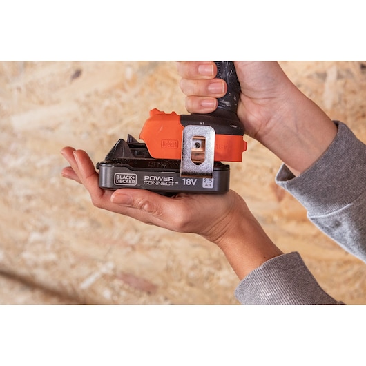 Trapano avvitatore 18V POWERCONNECT™ BRUSHLESS (con 1 Batteria al Litio 18V 2.5AH con indicatore stato di carica, Caricabatteria da 1A e valigetta)