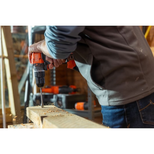 Trapano avvitatore a percussione 18V POWERCONNECT™ BRUSHLESS (con 1 Batteria al Litio 18V 2.5AH con indicatore stato di carica, Caricabatteria da 1A e valigetta)