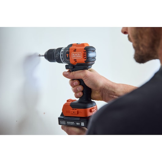 Trapano avvitatore a percussione 18V POWERCONNECT™ BRUSHLESS (con 1 Batteria al Litio 18V 2.5AH con indicatore stato di carica, Caricabatteria da 1A e valigetta)