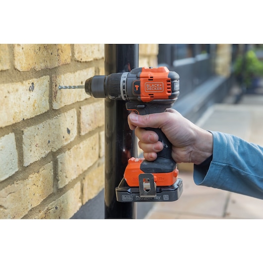 Trapano avvitatore a percussione 18V POWERCONNECT™ BRUSHLESS (con 1 Batteria al Litio 18V 2.5AH con indicatore stato di carica, Caricabatteria da 1A e valigetta)