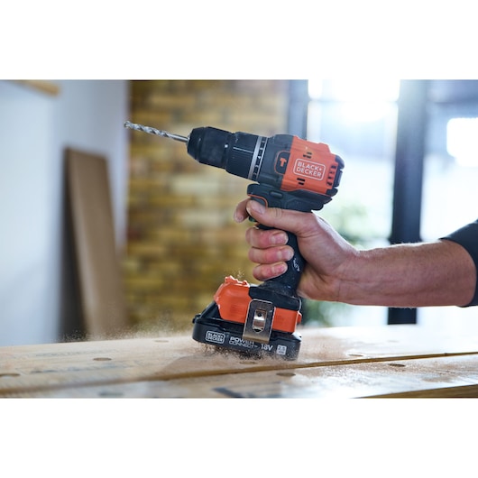 Trapano avvitatore a percussione 18V POWERCONNECT™ BRUSHLESS (con 1 Batteria al Litio 18V 2.5AH con indicatore stato di carica, Caricabatteria da 1A e valigetta)