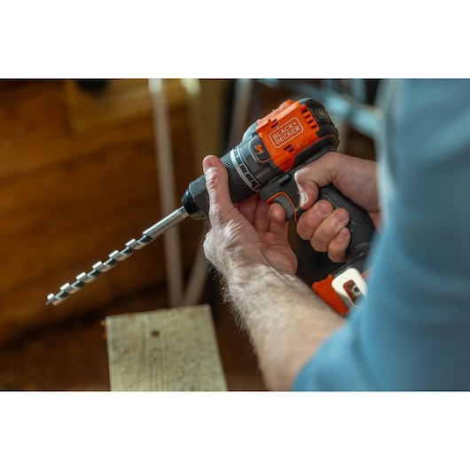 Trapano avvitatore a percussione 18V POWERCONNECT™ BRUSHLESS (con 1 Batteria al Litio 18V 2.5AH con indicatore stato di carica, Caricabatteria da 1A e valigetta)