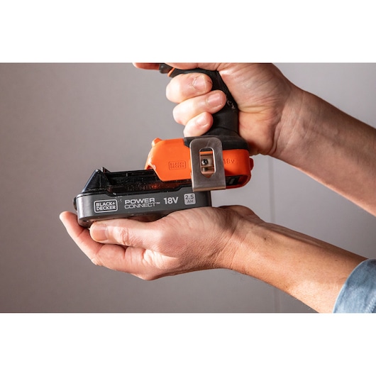 Trapano avvitatore a percussione 18V POWERCONNECT™ BRUSHLESS (con 1 Batteria al Litio 18V 2.5AH con indicatore stato di carica, Caricabatteria da 1A e valigetta)