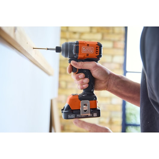 Avvitatore a Impulsi Brushless 18V POWERCONNECT™ (Con 10 Punte da Trapano, 1 batteria 18V 2,5Ah con indicatore di carica, caricabatterie da 1A e valigetta)
