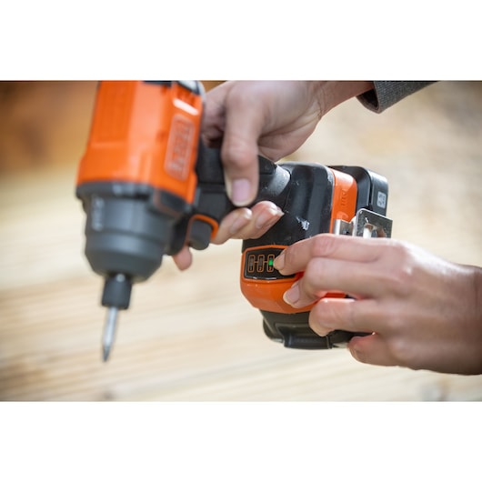 Photo of BLACKDECKER cordless drill BLIM78E1K being operated, close-up on battery level indicator.