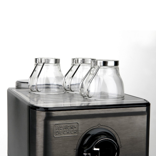 BLACKDECKER BXCO1200E coffee machine with three glass mugs on top, front angle, stainless steel finish
